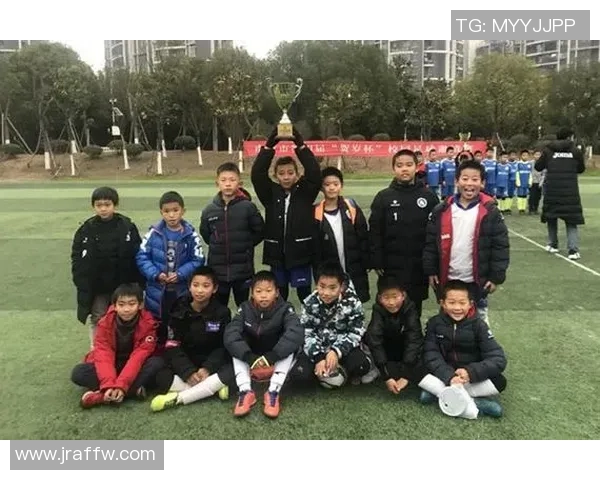 赛后复盘重庆足球队与杭州足球队心理素质对比分析与启示